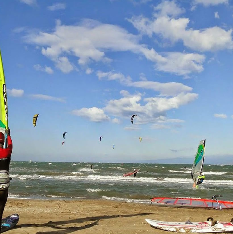 Kite surf dans le DElta de l'Ebre, avec de nombreuses autres activités sportives, locations avec Groom service delta 